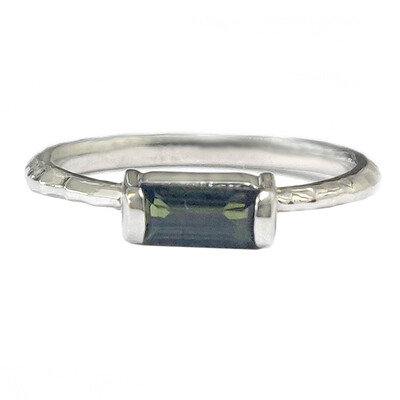 Anillo en plata con Turmalina verde