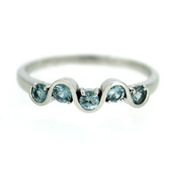 Anillo en plata con Zircón de Ratanak Kirí