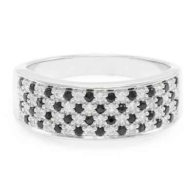 Anillo en plata con Espinela negra