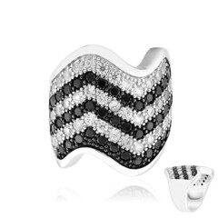 Anillo en plata con Espinela negra