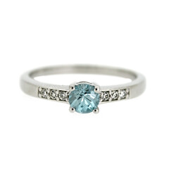 Anillo en plata con Zircón de Ratanak Kirí