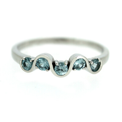 Anillo en plata con Zircón de Ratanak Kirí