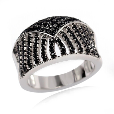 Anillo en plata con Espinela negra