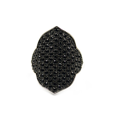 Anillo en plata con Espinela negra