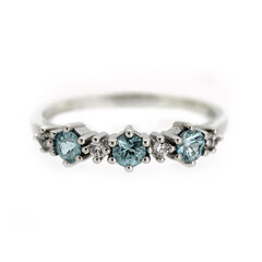 Anillo en plata con Zircón de Ratanak Kirí