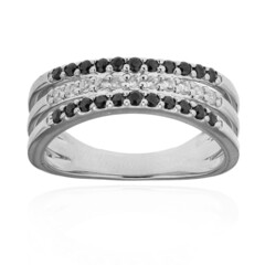 Anillo en plata con Espinela negra