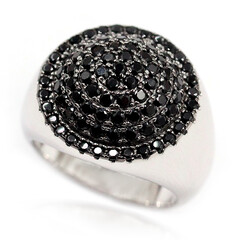 Anillo en plata con Espinela negra