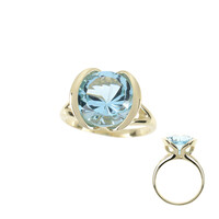 Anillo en oro con Topacio azul cielo