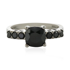 Anillo en plata con Espinela negra