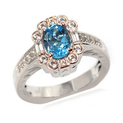 Anillo en plata con Topacio azul suizo (Dallas Prince Designs)