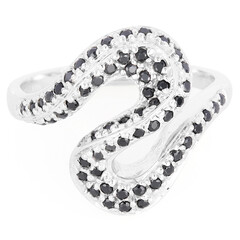 Anillo en plata con Espinela negra