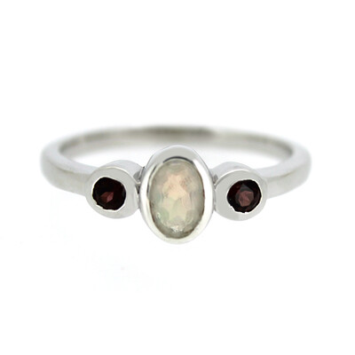 Anillo en plata con Ópalo de Welo
