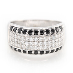 Anillo en plata con Espinela negra