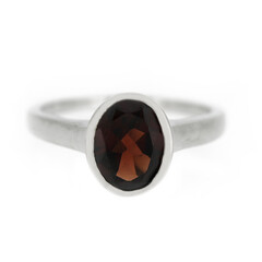 Anillo en plata con Granate de Mozambique