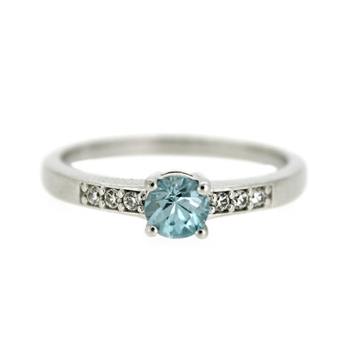 Anillo en plata con Zircón de Ratanak Kirí