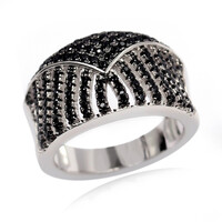 Anillo en plata con Espinela negra