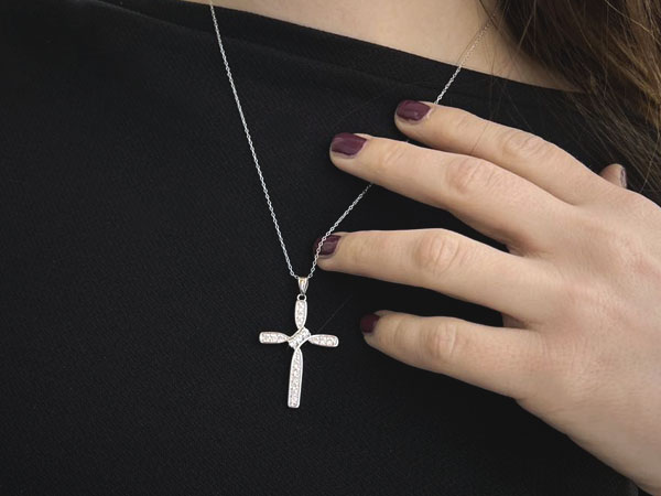 Cadena de plata con cruz de mujer